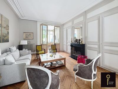 Maison - 255 m² - 9 pièces