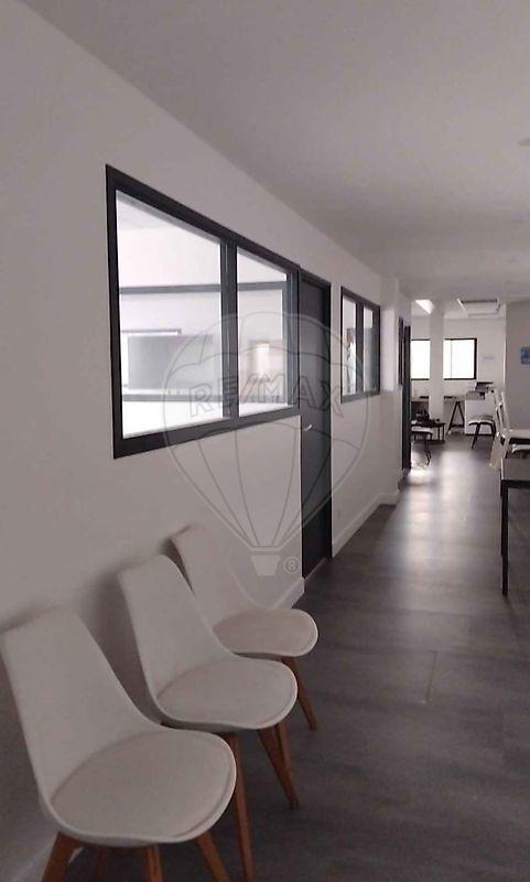 Local commercial - 230 m² - 8 pièces