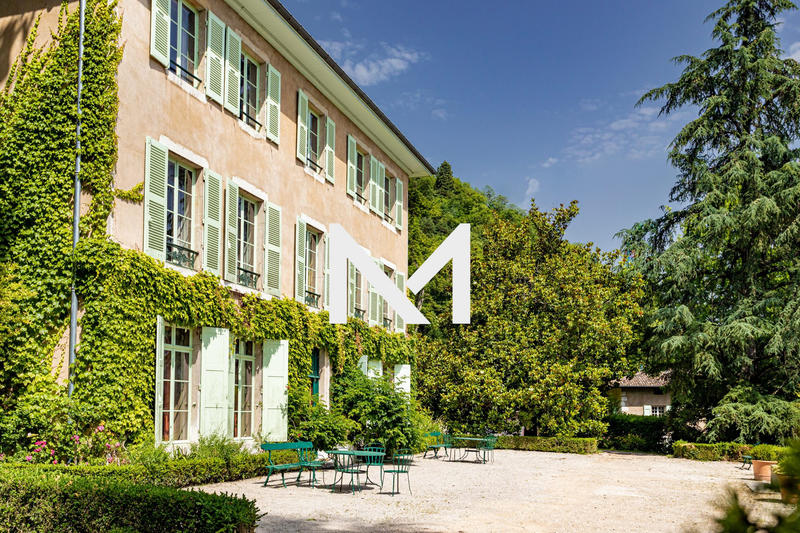 Maison - 761 m² - 16 pièces