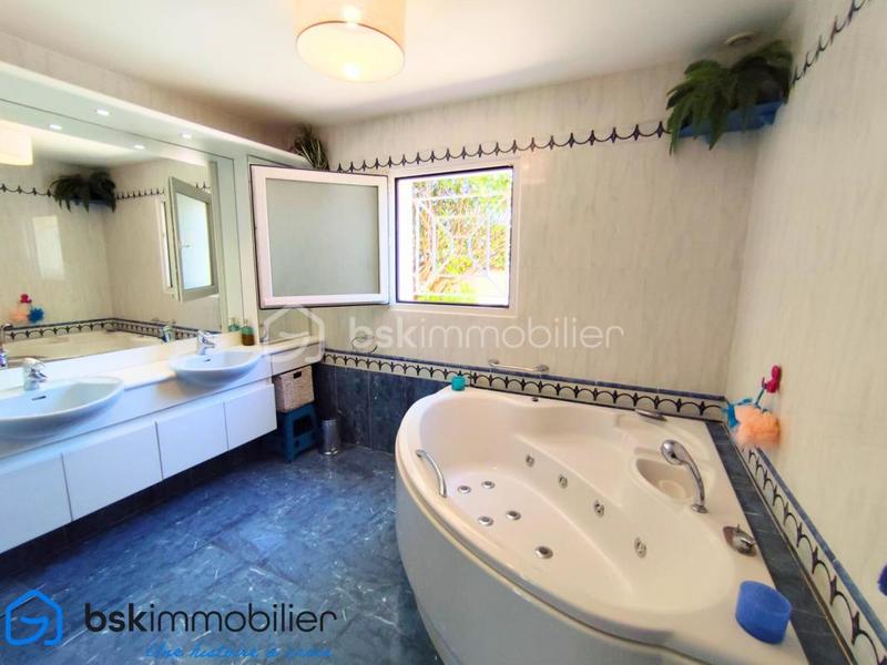 Villa - 237 m² - 6 pièces