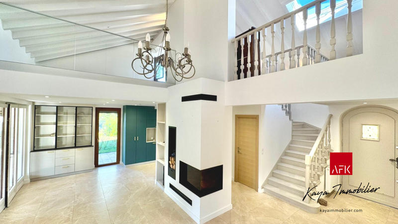 Maison - 235 m² - 7 pièces