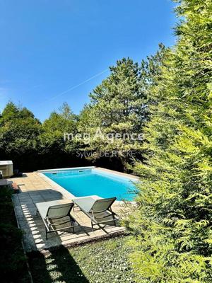 Maison - 202 m² - 7 pièces