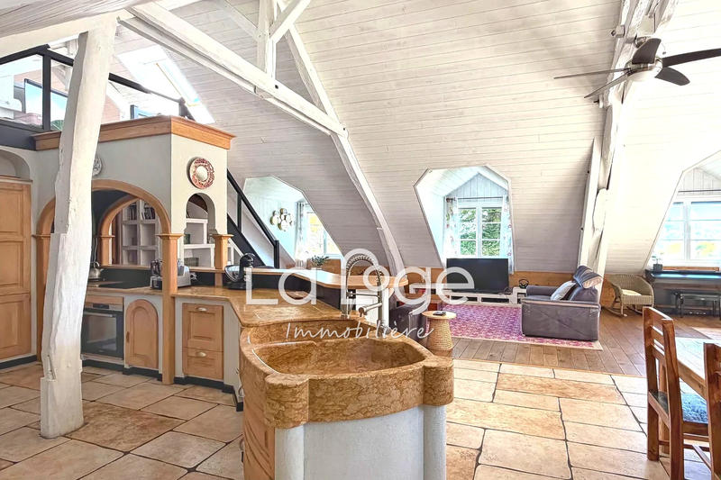 Maison - 6 360 m² - 10 pièces