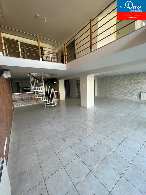 Loft - 176 m² - 6 pièces