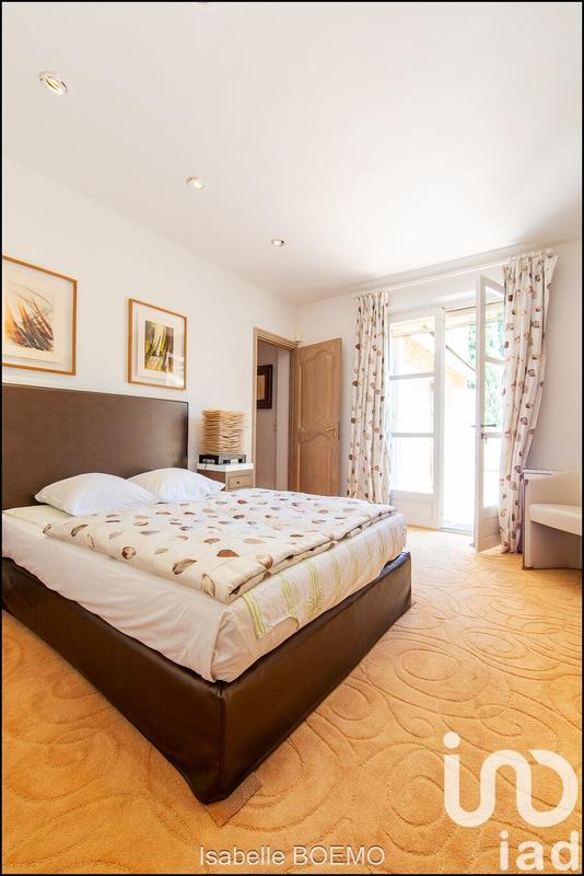 Maison - 360 m² - 9 pièces