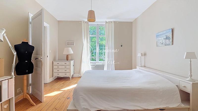 Maison - 235 m² - 10 pièces