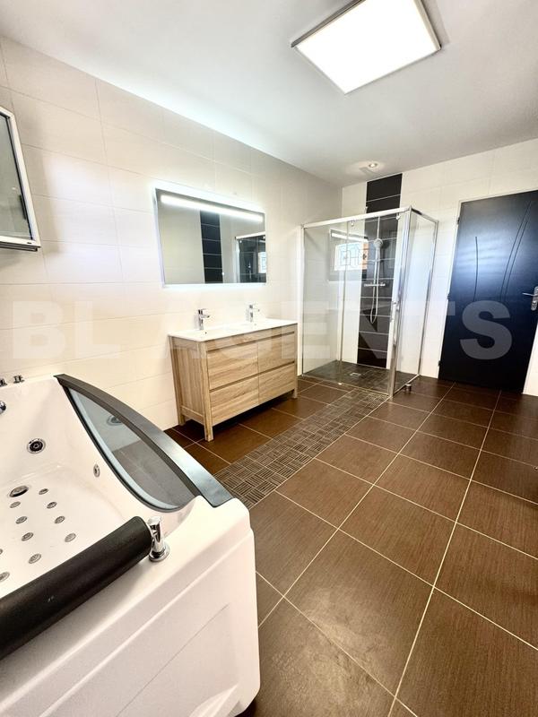 Propriété - 214 m² - 8 pièces