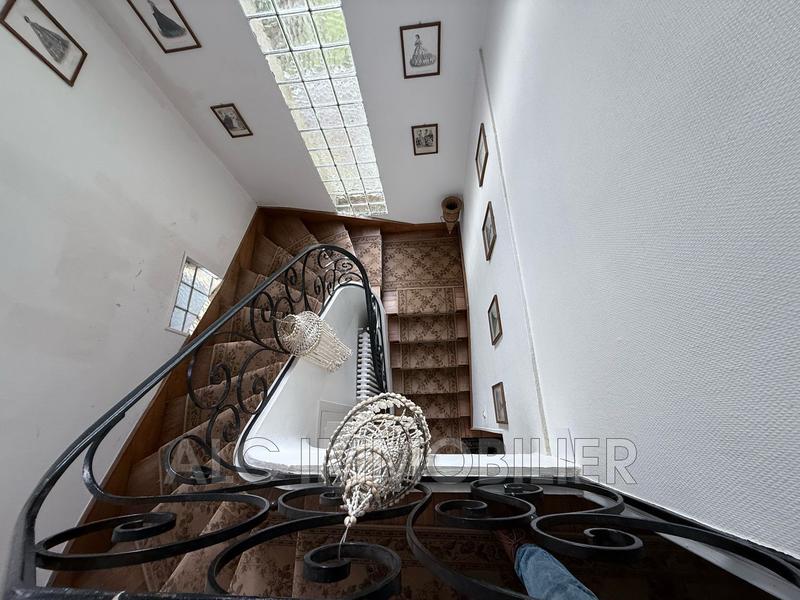 Propriété - 1 040 m² - 24 pièces