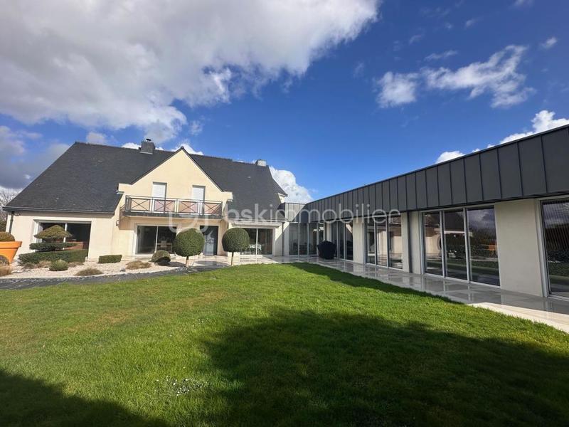 Maison - 305 m² - 8 pièces