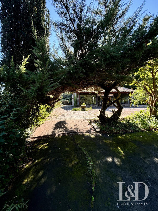 Maison ancienne - 450 m² - 12 pièces