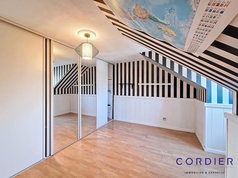 Maison - 111 m² - 7 pièces