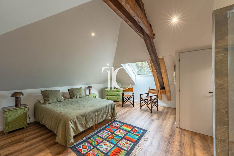 Maison - 334 m² - 8 pièces