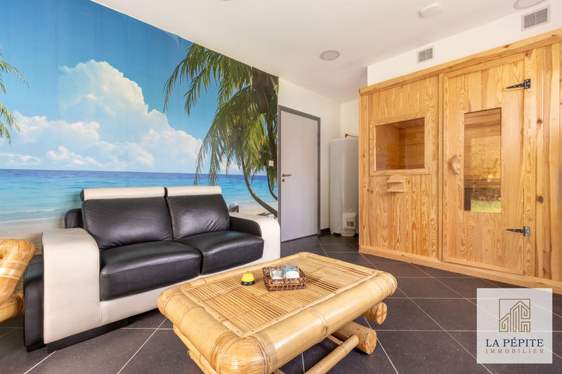 Maison - 240 m² - 8 pièces