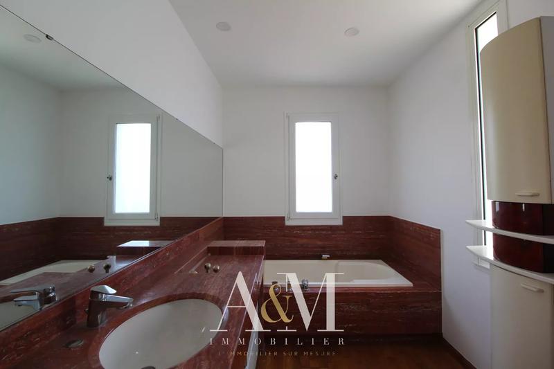 Villa - 216 m² - 6 pièces