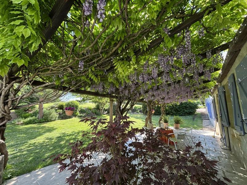 Propriété - 240 m² - 8 pièces