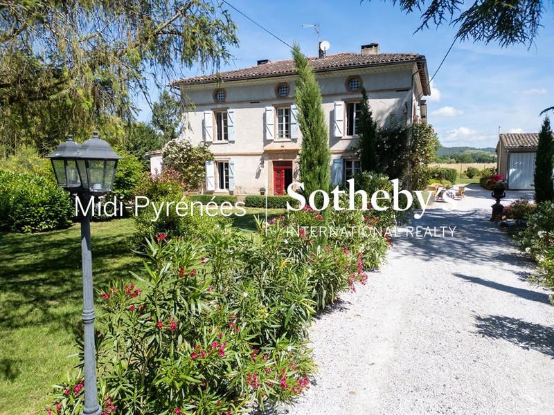 Maison - 300 m² - 11 pièces