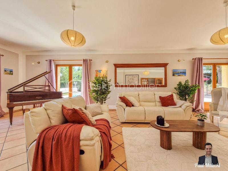 Villa - 295 m² - 9 pièces