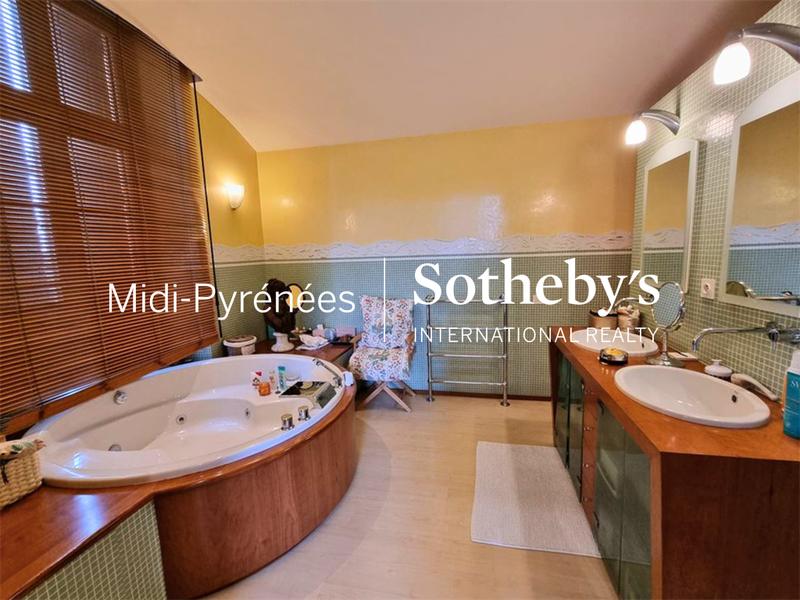 Maison de maîtres - 403 m² - 10 pièces