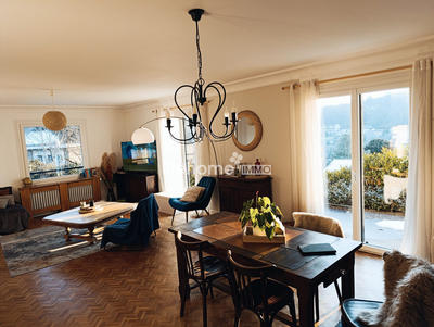 Maison - 323 m² - 8 pièces