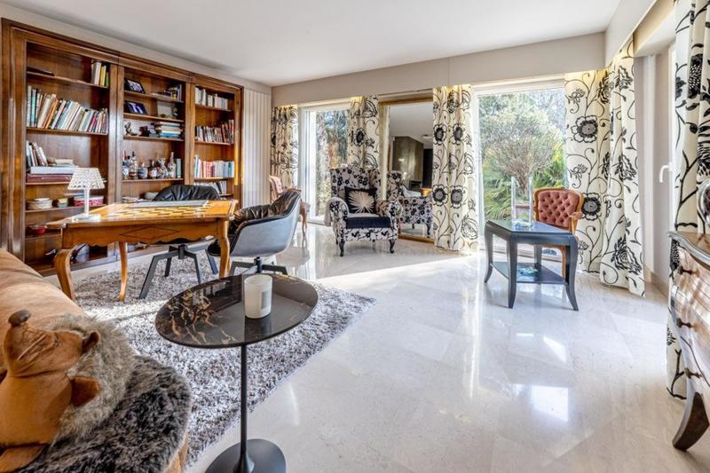 Maison - 241 m² - 8 pièces