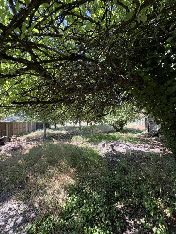 Terrain constructible - 1 873 m²