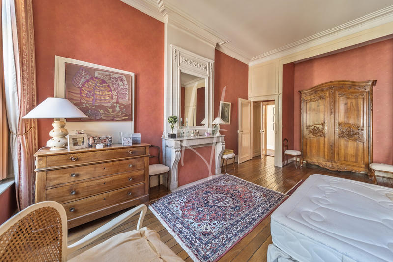 Appartement - 216 m² - 8 pièces