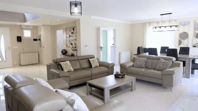 Maison - 220 m² - 8 pièces