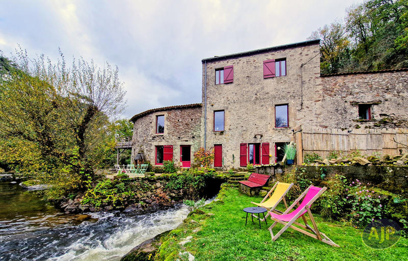 Maison - 235 m² - 9 pièces