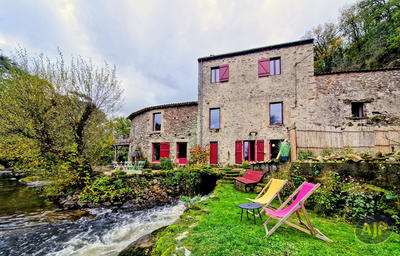 Maison - 235 m² - 9 pièces