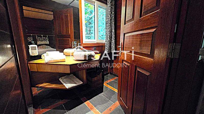 Local commercial - 1 353 m² - 20 pièces