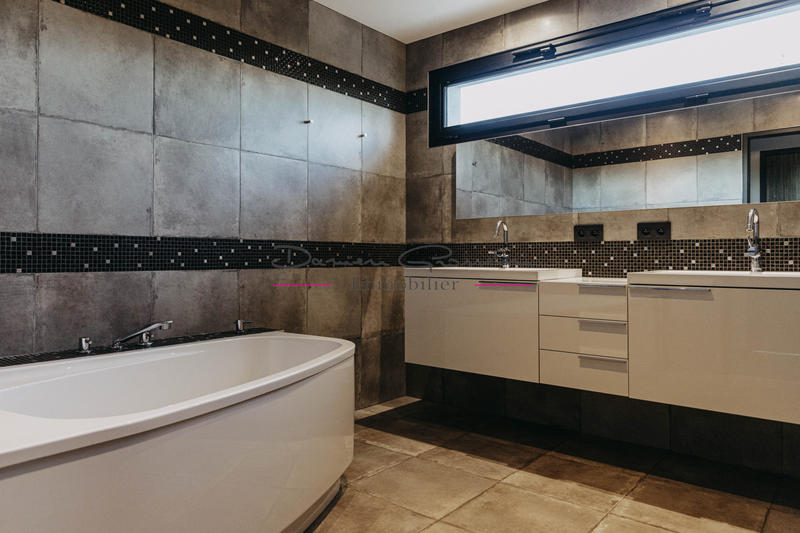 Maison - 350 m² - 8 pièces