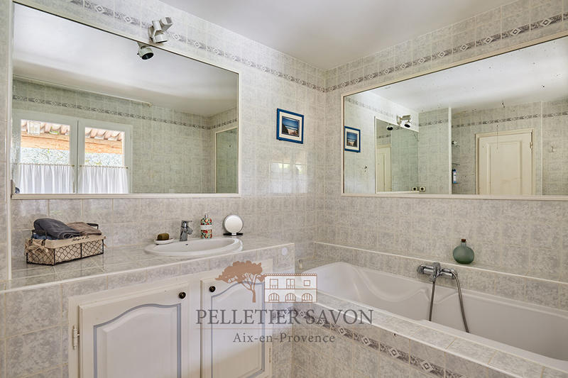 Maison - 225 m² - 7 pièces