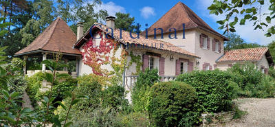 Maison - 220 m² - 13 pièces