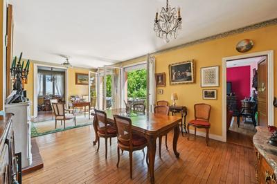 Maison - 220 m² - 8 pièces