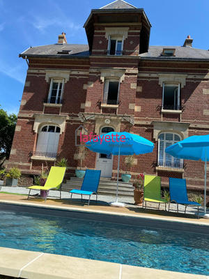 Maison - 400 m² - 16 pièces