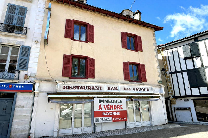 Maison - 260 m² - 11 pièces