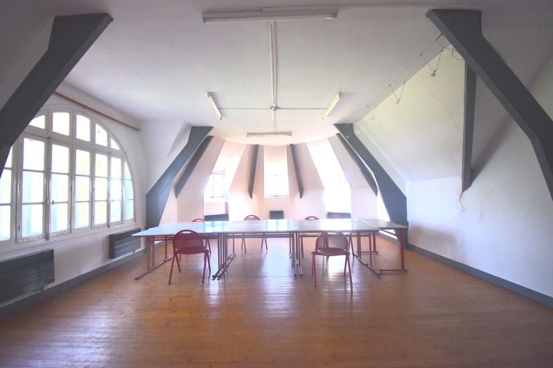 Maison - 1 700 m² - 75 pièces