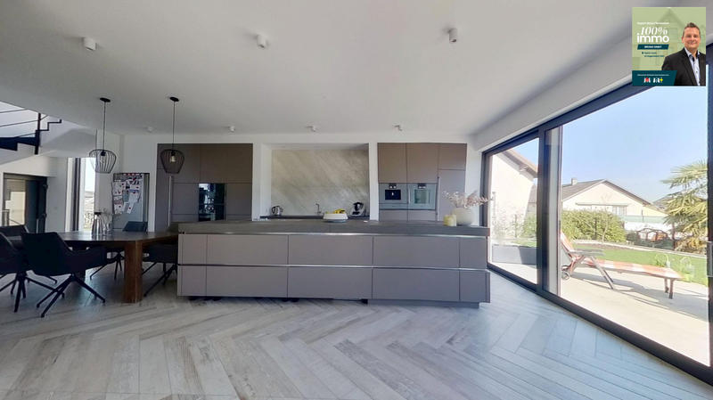 Maison - 215 m² - 6 pièces