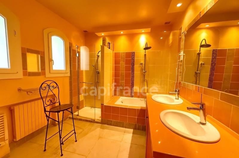 Maison - 235 m² - 7 pièces