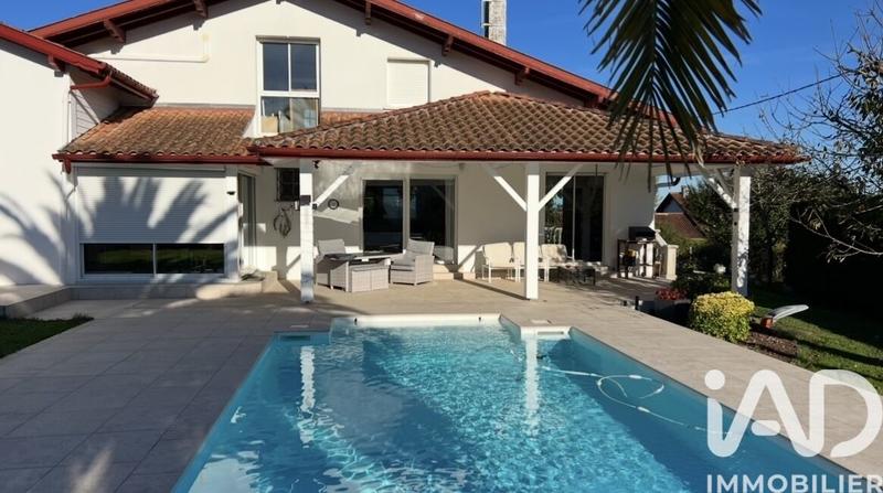 Maison - 202 m² - 6 pièces