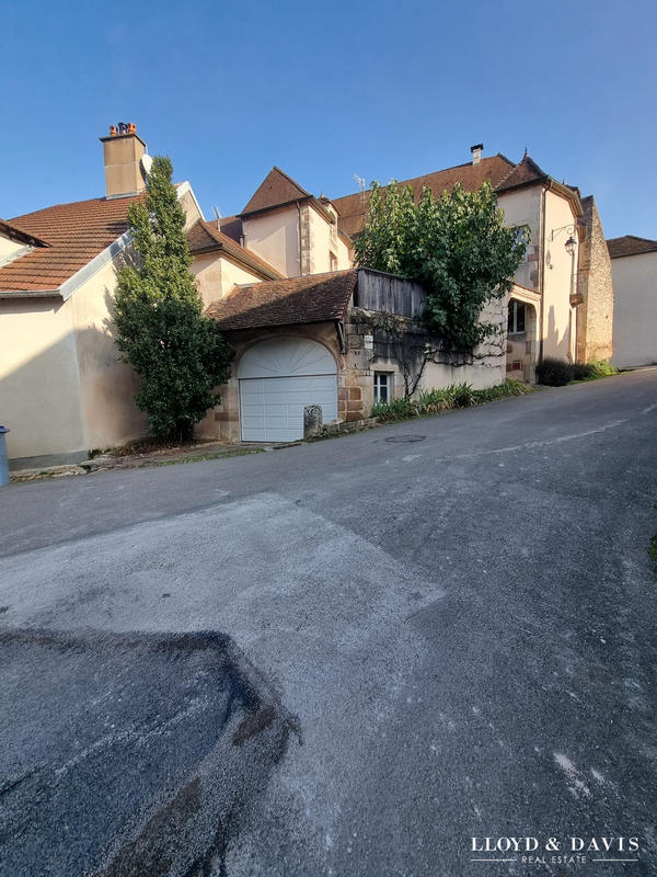 Maison - 221 m² - 7 pièces