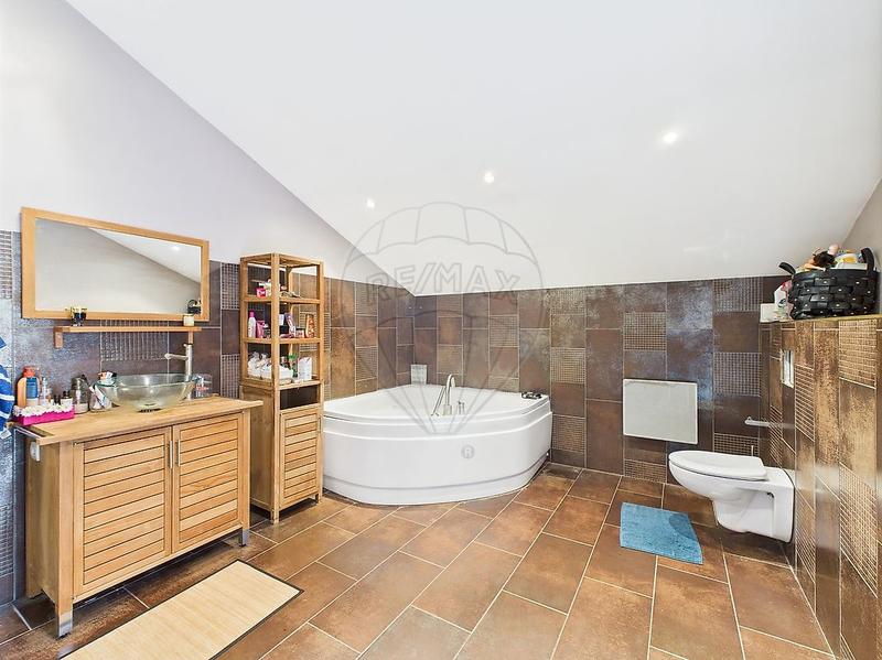 Maison - 233 m² - 8 pièces