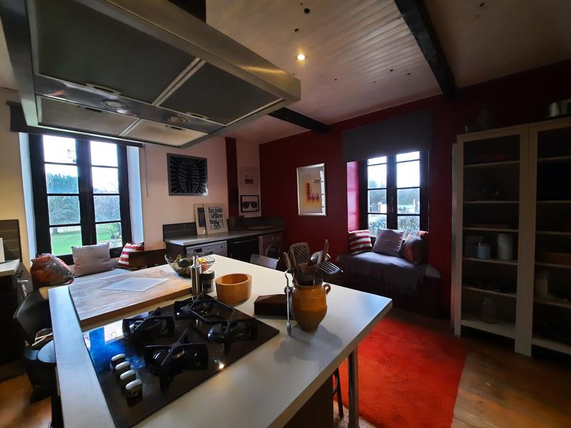 Maison traditionnelle - 302 m² - 7 pièces