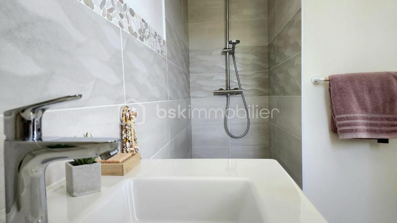 Maison - 202 m² - 7 pièces