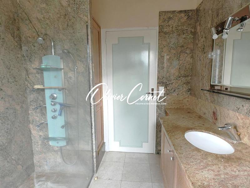 Maison - 230 m² - 7 pièces