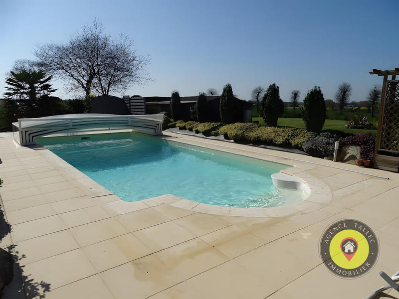 Maison - 270 m² - 11 pièces