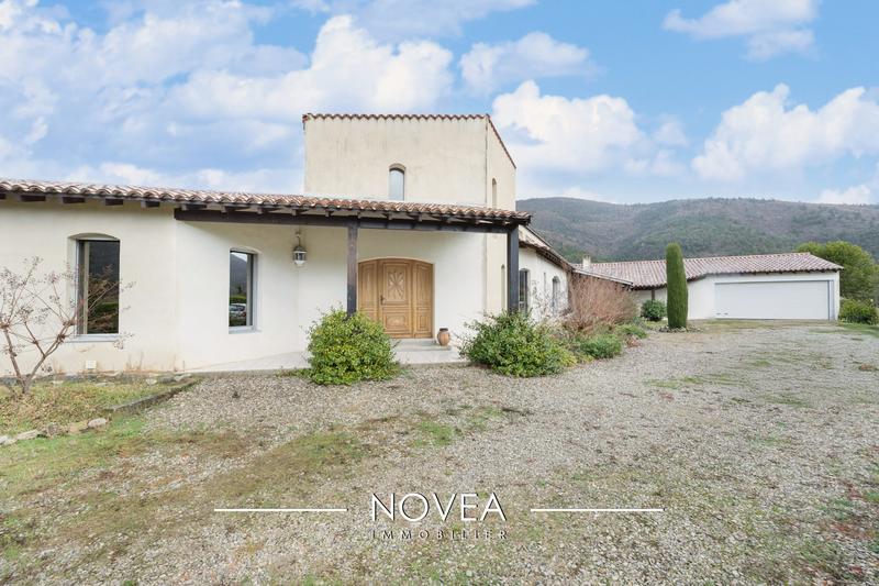 Villa - 396 m² - 6 pièces