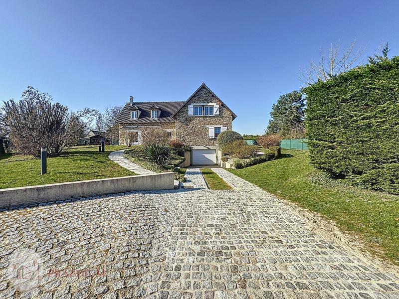 Maison - 202 m² - 8 pièces