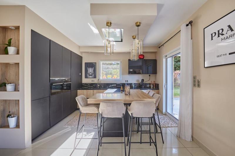 Maison - 220 m² - 6 pièces