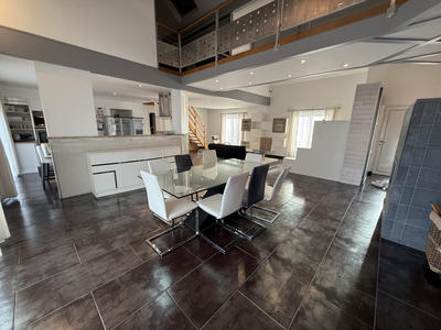 Maison - 217 m² - 7 pièces